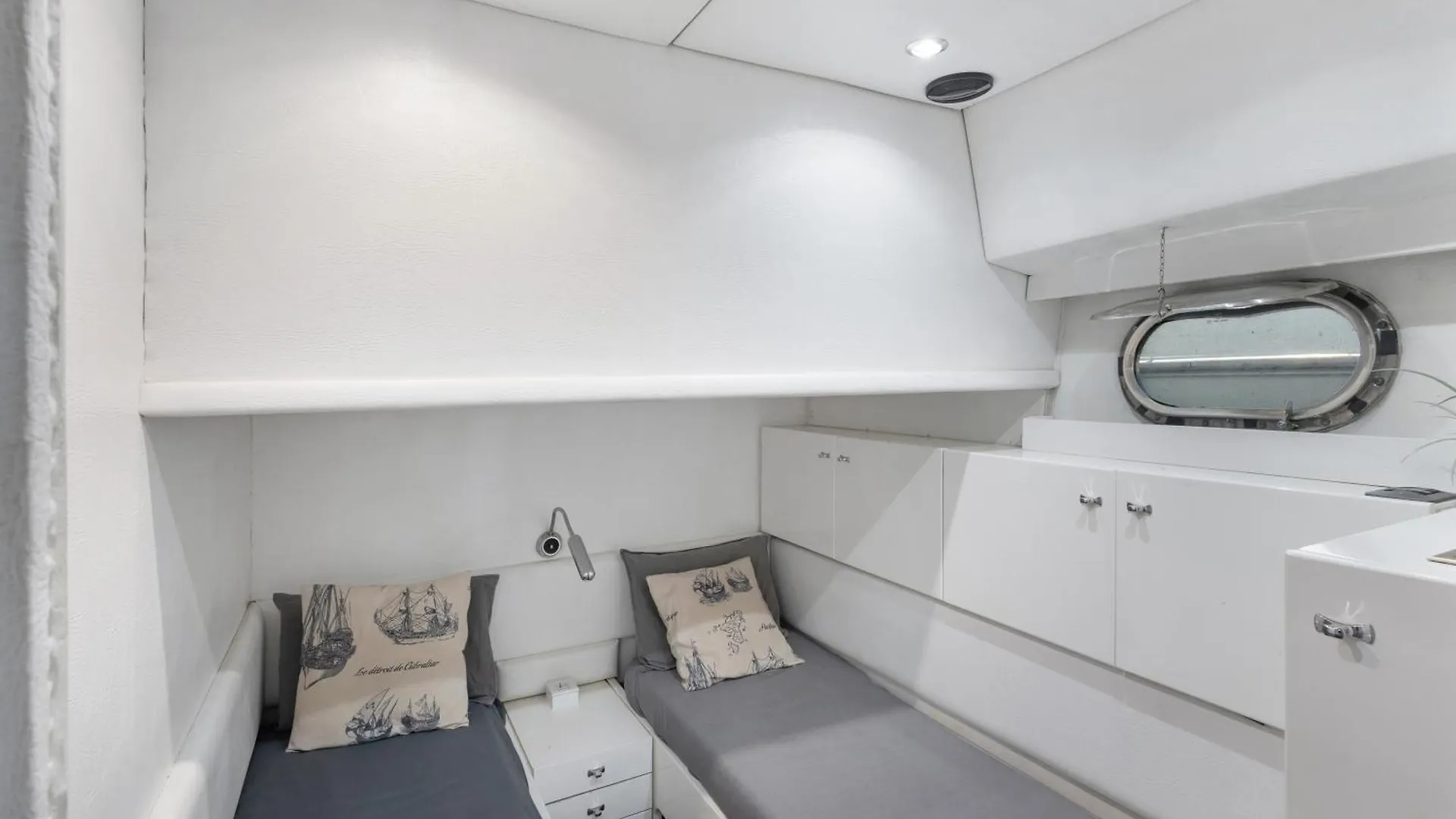 Barco Muy Romantico Con Parking Barcelona Botel